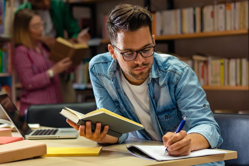 Jeune lisant un livre, symbolisant la curiosité et la tranquillité grâce à une bonne couverture santé.