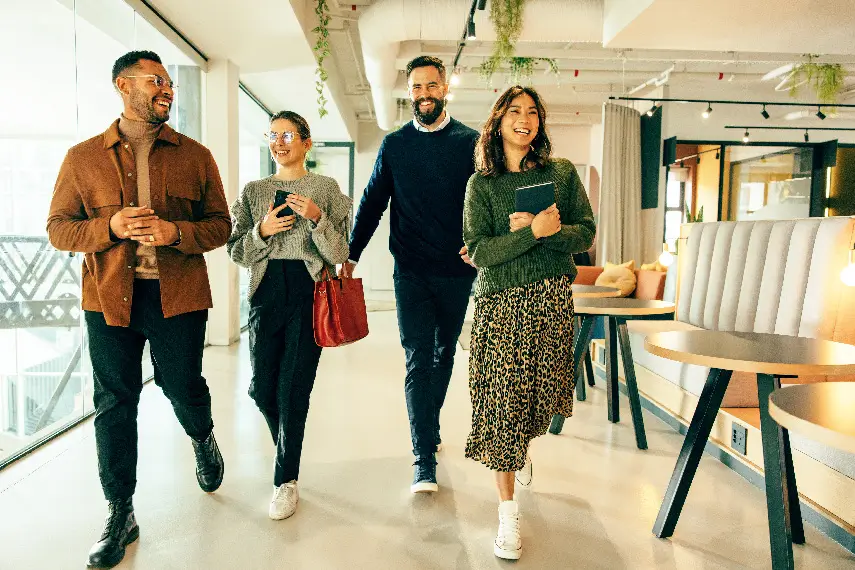 Groupe de collaborateurs enthousiastes dans les locaux de La Mutuelle Verte, prêts à accueillir de nouveaux talents.