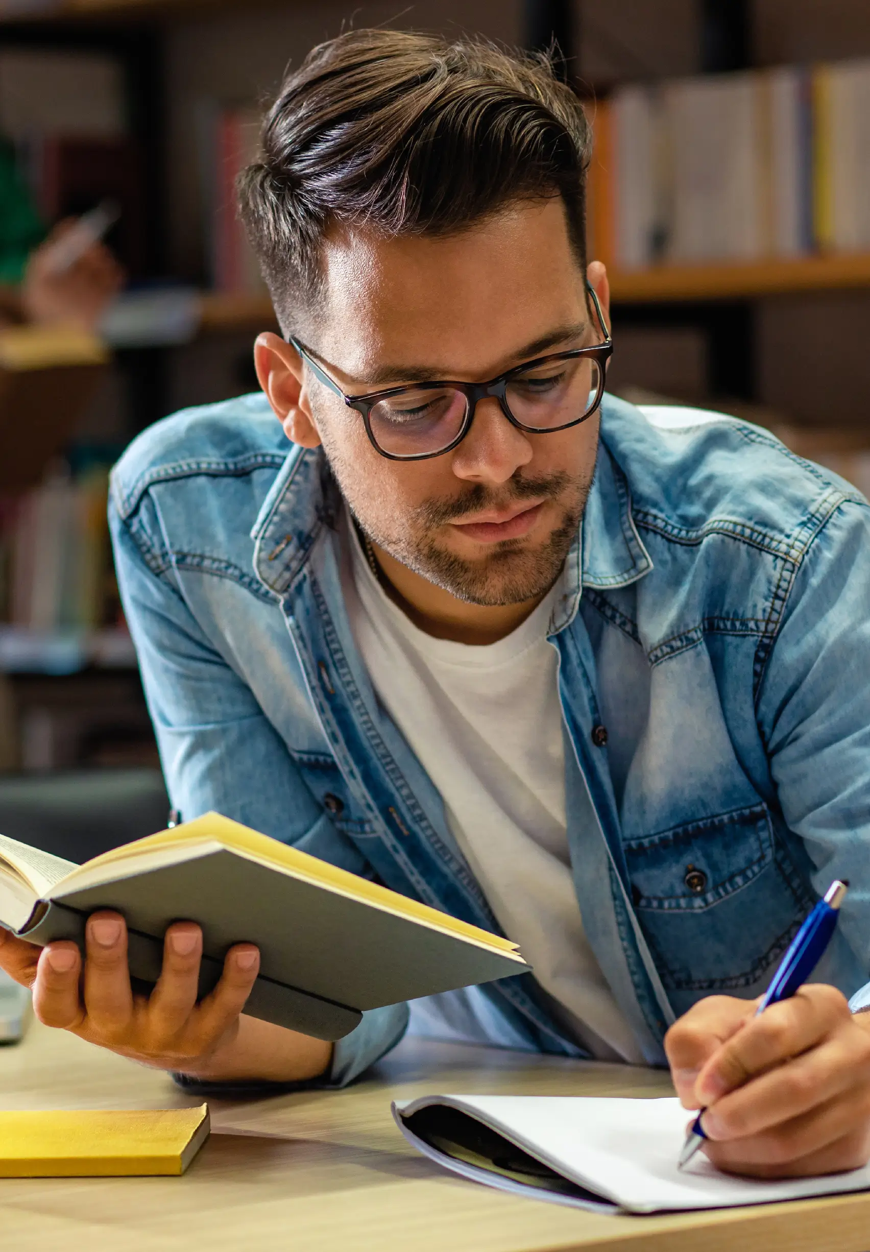 Jeune lisant un livre, symbolisant la curiosité et la tranquillité grâce à une bonne couverture santé.