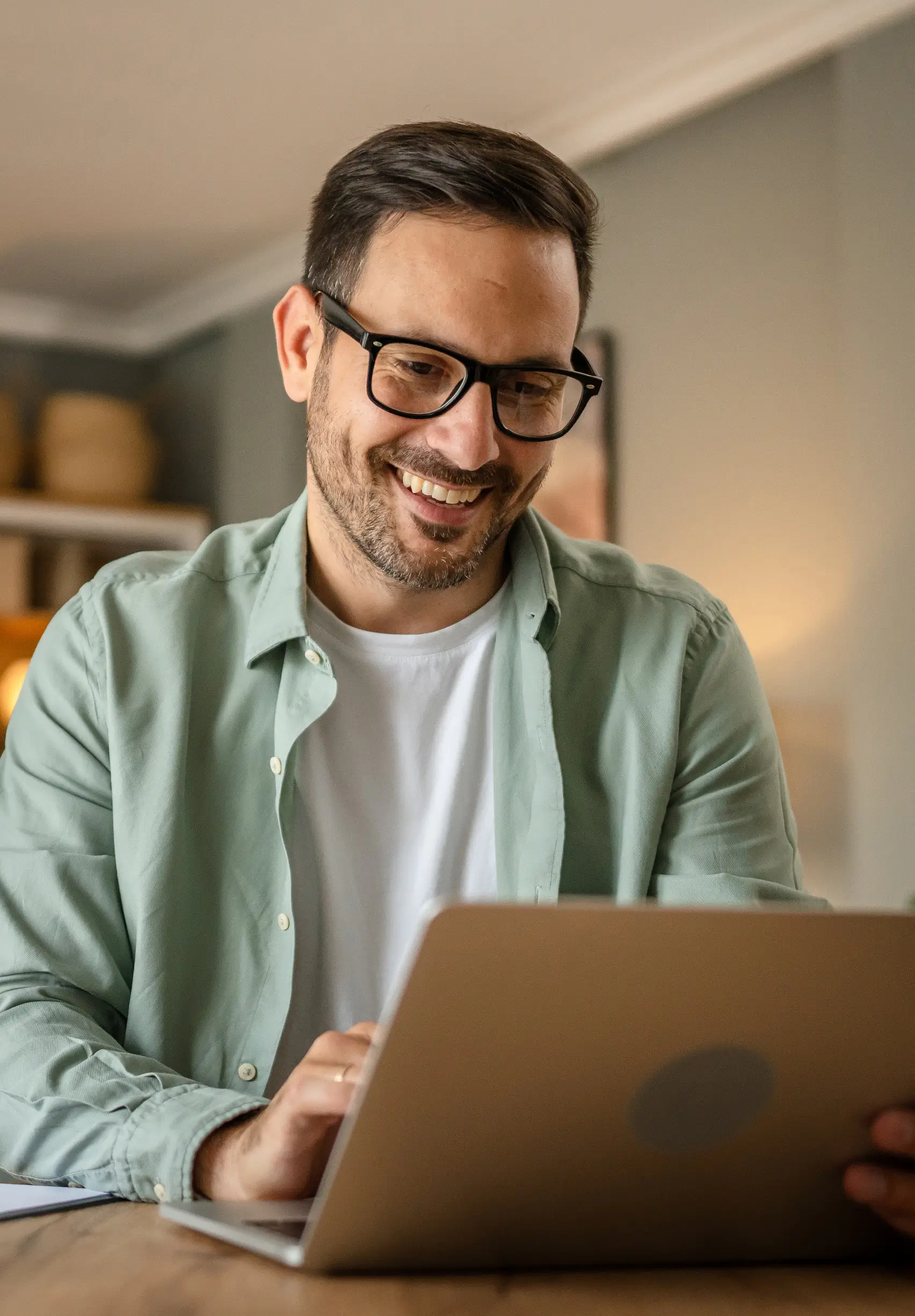 Agent souriant devant son ordinateur, confiant dans sa mutuelle santé adaptée aux attentes des agents territoriaux.
