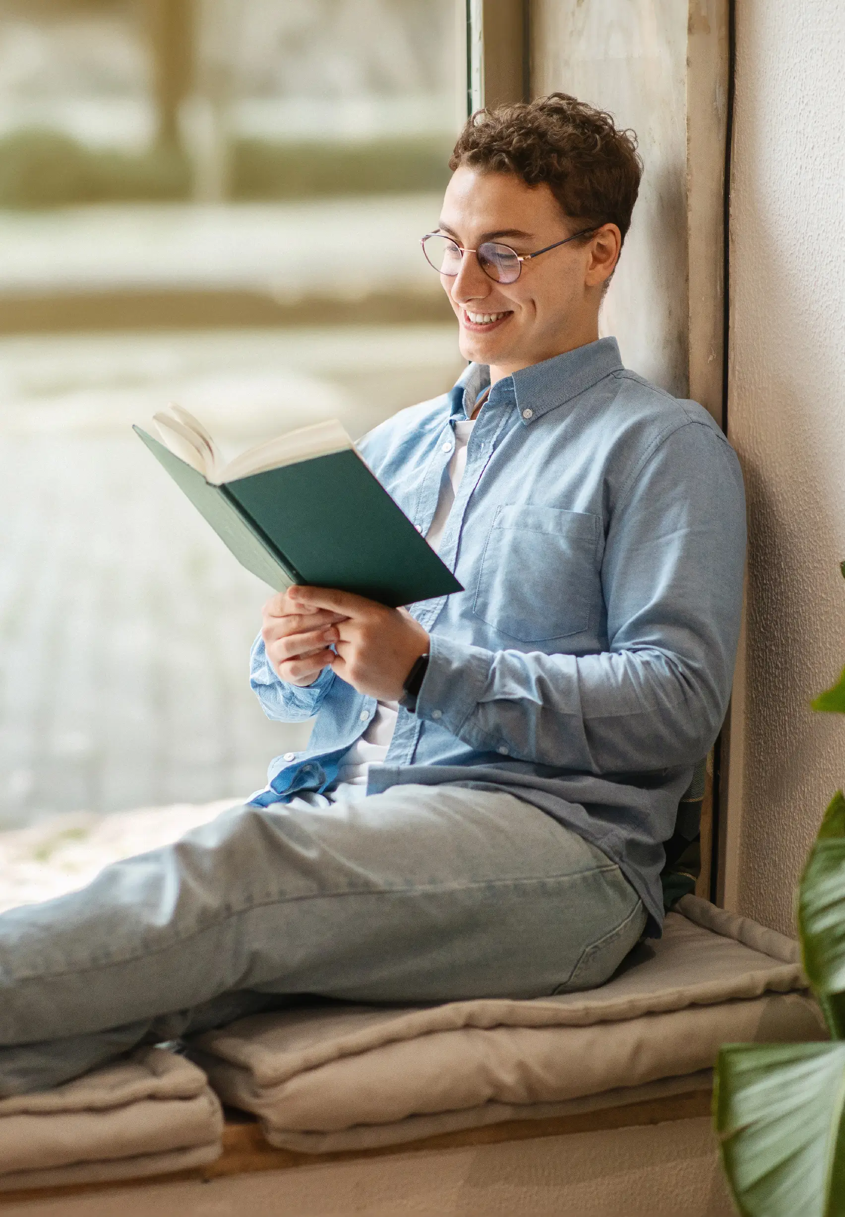 Un jeune homme en train de lire un livre, symbolisant la recherche d'informations pour une meilleure santé et prévoyance.