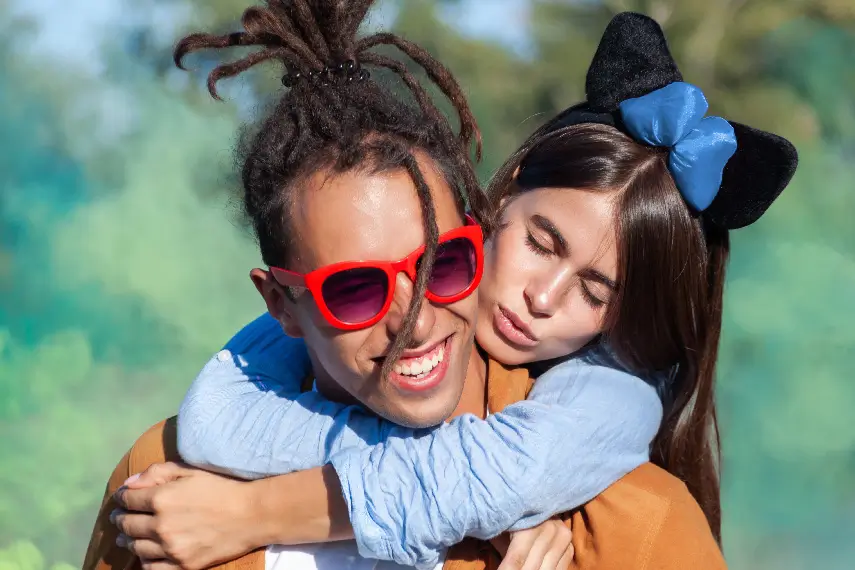 Un couple de jeunes qui se fait un câlin, symbole de confiance et d’assurance pour l’avenir.