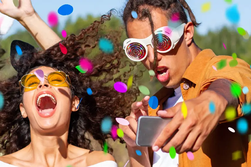 Un couple de jeunes souriants profitant d'une fête, incarnant la liberté et la sécurité grâce à une bonne prévoyance.