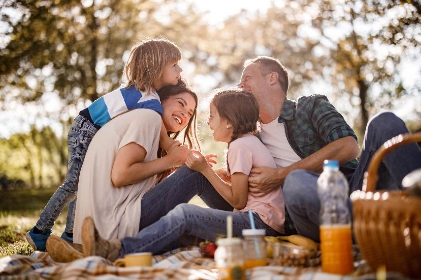 Une famille d’actifs partageant un moment convivial lors d’un pique-nique, symbole d’un équilibre entre santé et bien-être.