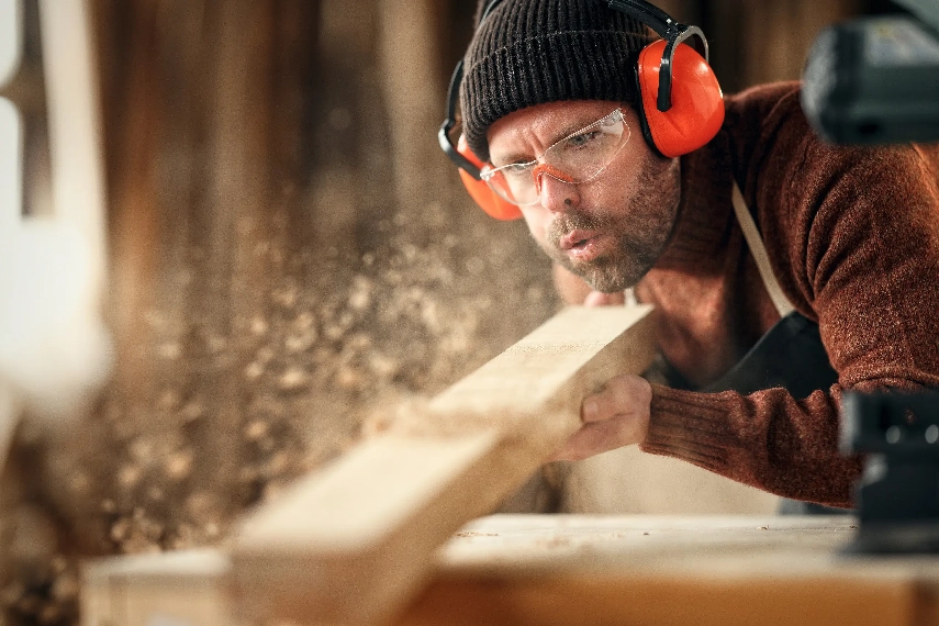 Artisan concentré et confiant grâce à une mutuelle santé pensée pour les indépendants.