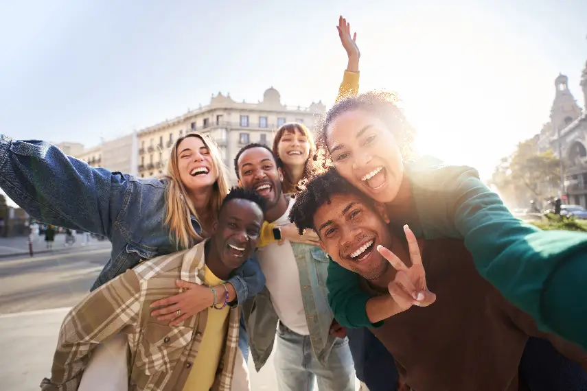 Un groupe d’amis posant ensemble avec complicité.