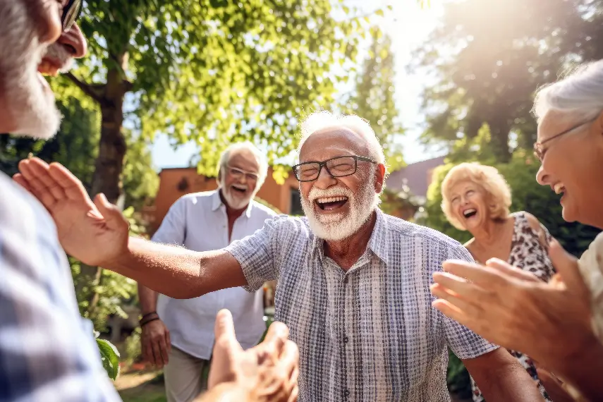 Groupe de seniors souriants et complices profitant de leurs retrouvailles.