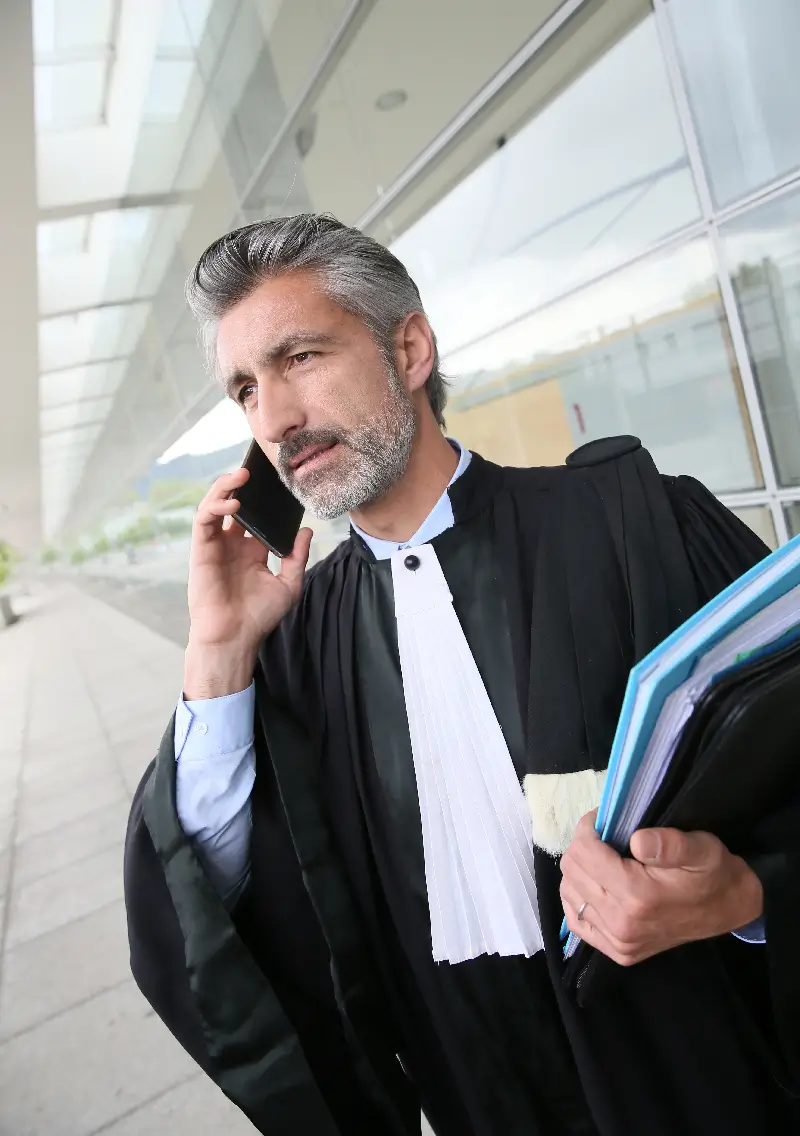 Avocat discutant au téléphone avec des dossiers