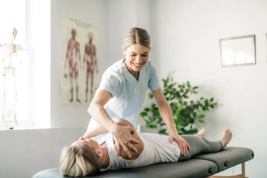 Ostéopathe en consultation avec un patient