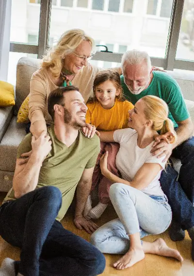 Famille de trois générations protégée par une mutuelle santé.