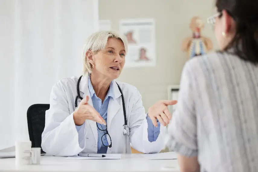 Médecin qui conseille un patient sur l’importance d’une mutuelle santé.