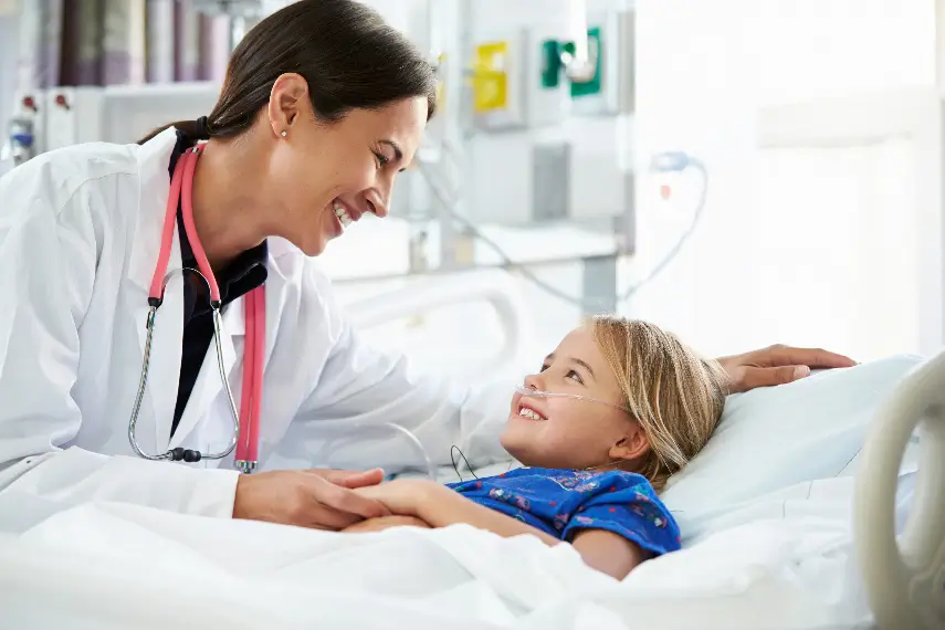 Médecin qui ausculte un enfant à l’hôpital avec le soutien d’une mutuelle.