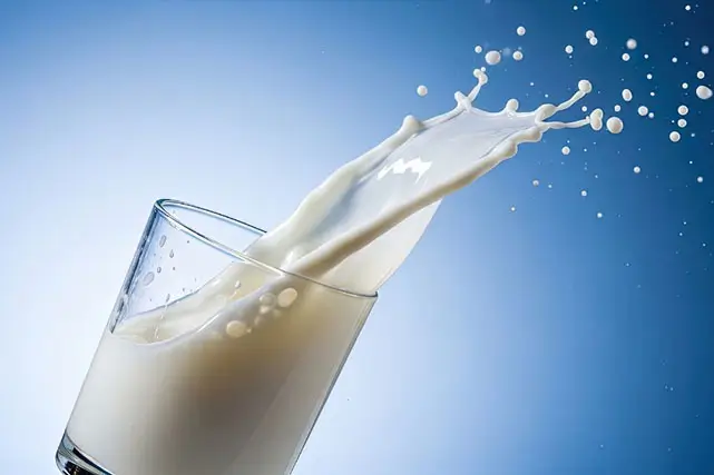 Un verre de lait qui tombe.